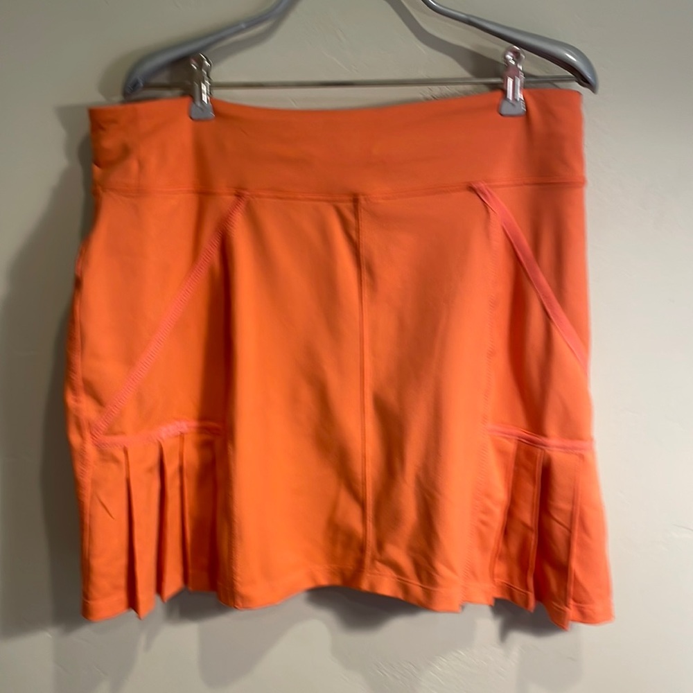 Athleta 18" pleated skirt with one back zipped pocket sz 10. Very nice condition